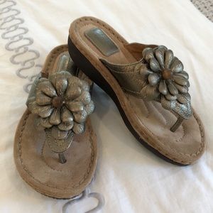 CLARKS Artisan Flower Appliqué Thong Sandals